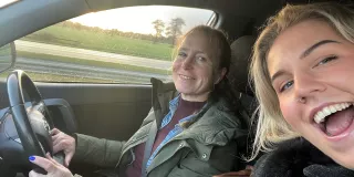 Een vrolijke selfie van HANNN medewerkers Daniëlle en Janneke in de auto
